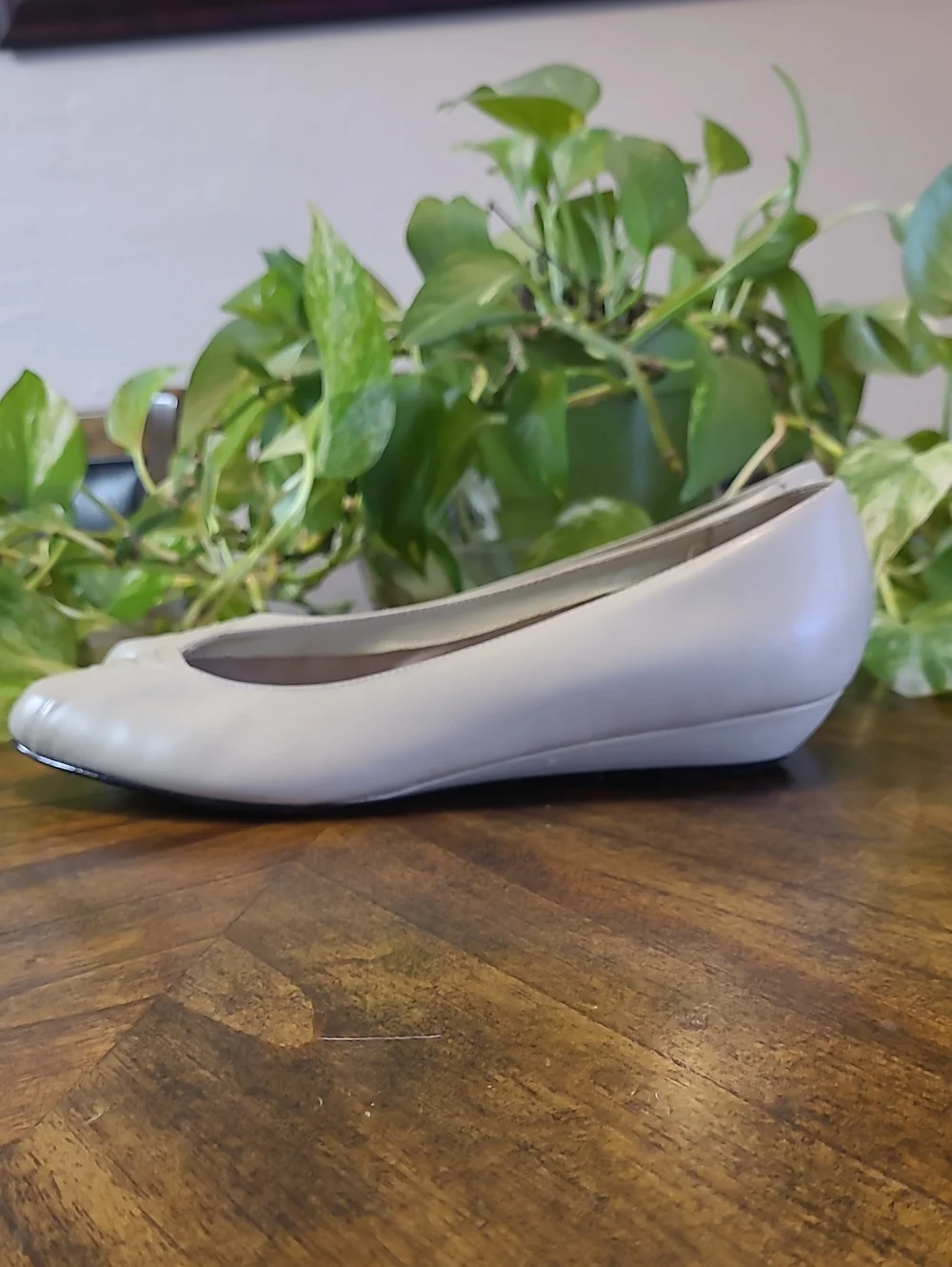 Vtg. Carriage Court Taupe Leather Women’s Low Heel Pumps